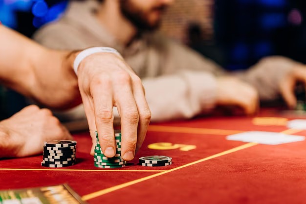 Dealer qualification: pair of fours or better Dealer qualification rule explained on mentol4d Caribbean Stud Poker interface